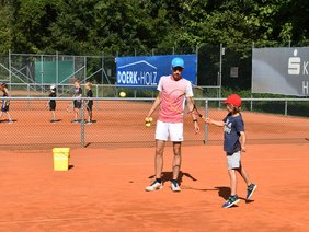 Ist erstmal der Treffpunkt gefunden, funktioniert auch die Rückhand