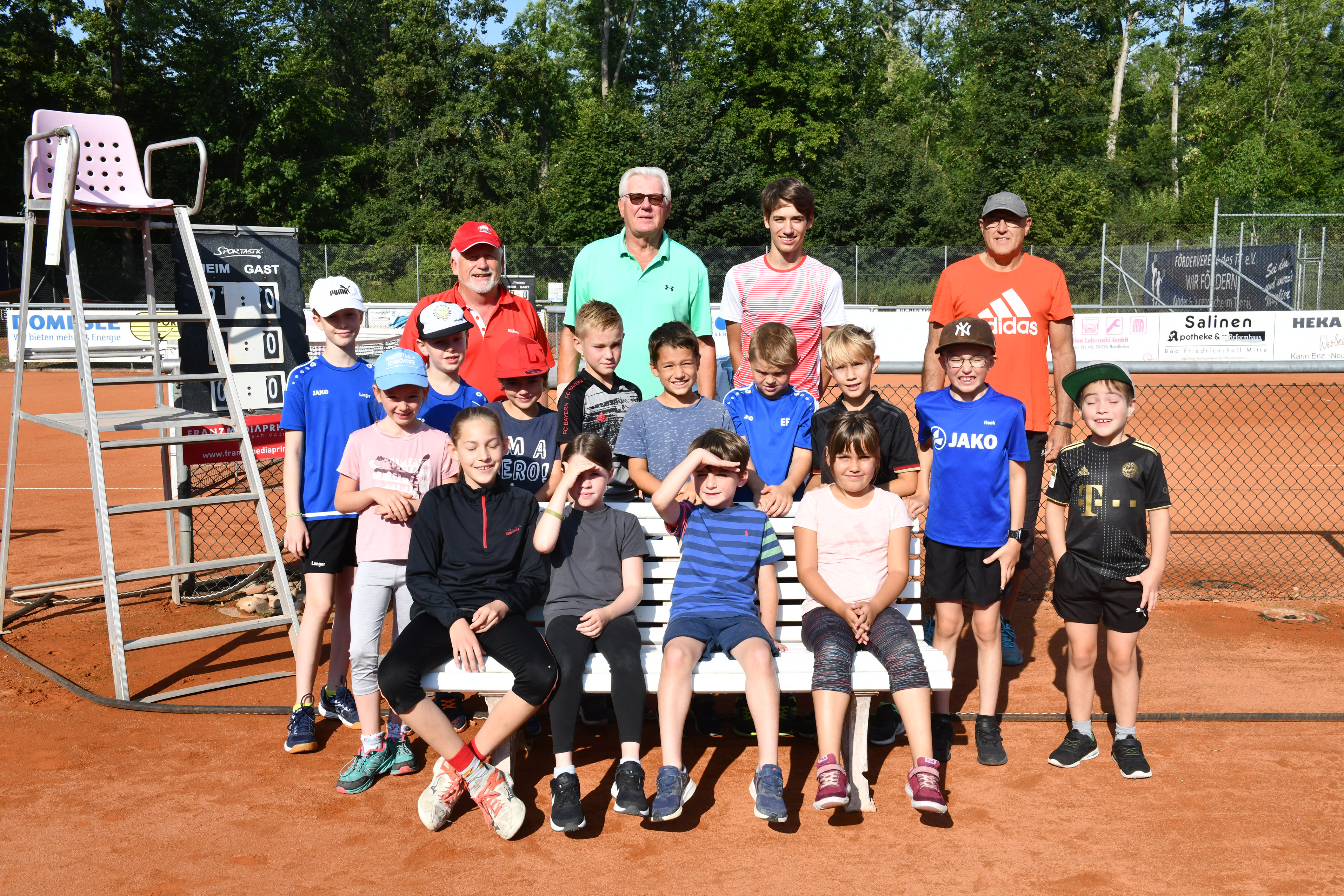 Im Vordergrund die vielleicht kommenden Stars des Tennisclubs, dahinter ihre Trainer 